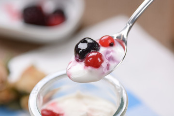 yogurt ai frutti di bosco fatto in casa