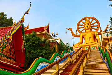 Religion en Thaïlande. Statue dorée de Bouddha avec escalier de dragon à Wat Phra Yai, le temple du Grand Bouddha à Koh Samui. Lieu de prière, de méditation. Bouddhisme. Symbole religieux. Voyage, Tourisme.