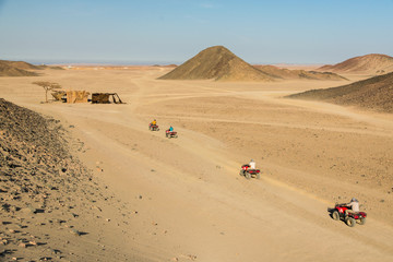 Fototapeta na wymiar Египет квадроциклы / Квадроциклы едущие по пустыне в Египте