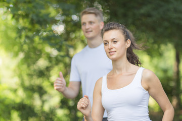 Mann und Frau beim Joggen