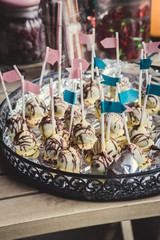 gebackene Süßigkeit mit Schokolade auf einer Hochzeit serviert