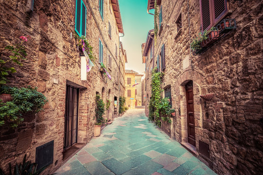 Fototapeta Fototapeta Wąska ulica w starym mieście Pienza, Toskania, Włochy ścienna