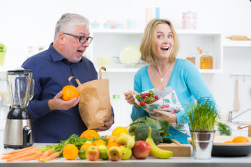 paar hat spaß am gemeinsamen kochen