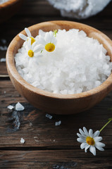 Obraz na płótnie Canvas Concept of spa treatment with salt and daisy