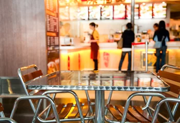 Foto op Plexiglas Restaurant Stoelen en tafel in een fastfoodcafé