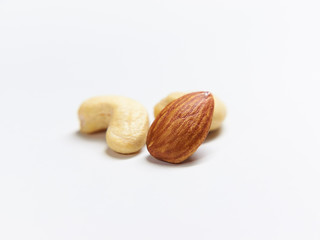 健康に良いとされるアーモンドとカシューナッツの白バック写真