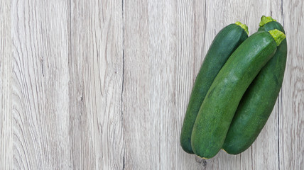 Courgettes sur fond bois... carte menu
