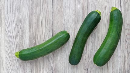 Courgettes sur fond bois... carte menu