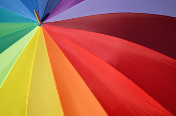 Bunter Schirm in allen Farben des Regenbogens