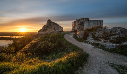Fototapeta na wymiar Coucher de soleil sur le Chateau Gaillard à Les Andelys, Normandie, Eure.
