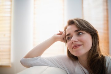 Naklejka premium Smiling woman posing on the couch