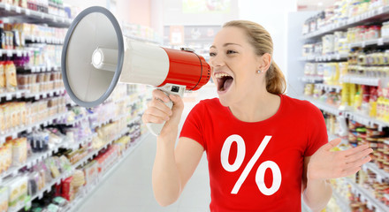 Frau in Sale Shirt macht Werbung für Sonderangebot, Rabatt, Aktion, Ausverkauf und Räumungsverkauf