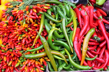 Chili und Paprika und verschiedenen Farben und Formen auf dem Markt
