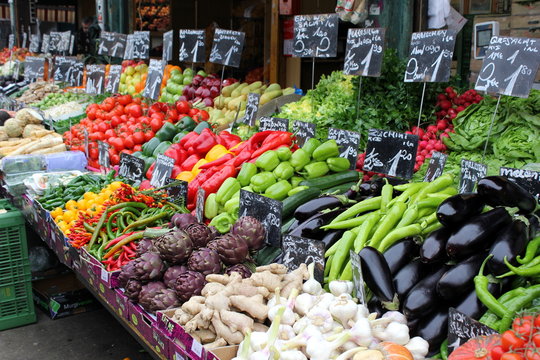 Stände mit frischem Gemüse auf dem berühmten Naschmarkt in Wien
