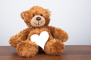 Teddy Bär mit einem Herz