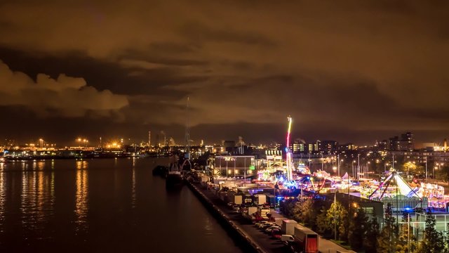 Kermis aan rivier in Rotterdam in de nacht timelapse