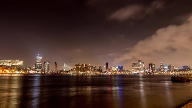 Rotterdam skyline s'nachts timelapse