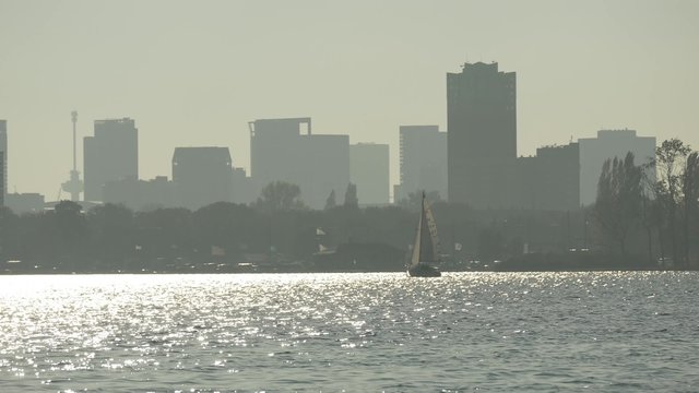 Rotterdam skyline met zeilboot in Kralingseplas