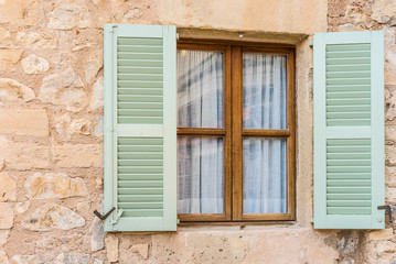 Fototapeta na wymiar Fenster Mediterran Fensterläden Offen
