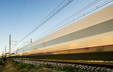Fototapeta na wymiar Train à grande vitesse (TGV) passant très vite