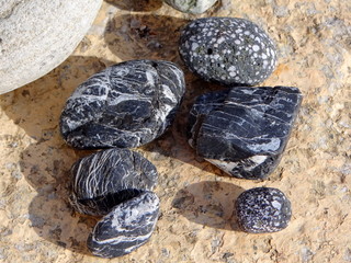черные камни 