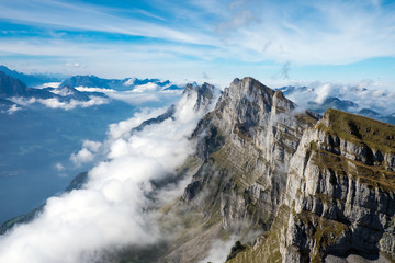 Plakaty  Chmury w górach Churfirsten w szwajcarskich Alpach