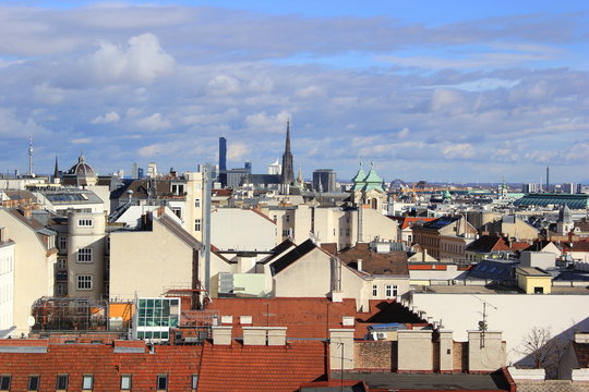 Ein Blick über Wien mit Stephansdom und Hochhäusern