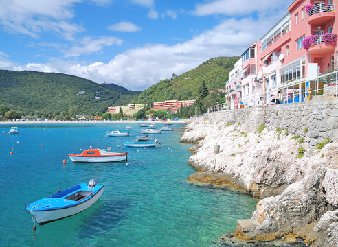Promenadenweg im Badeort Rabac in Istrien an der Adria,Kroatien