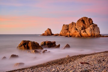 Levé du jour sur la plage de Pors Scaff à Plougrescant. Bretagne