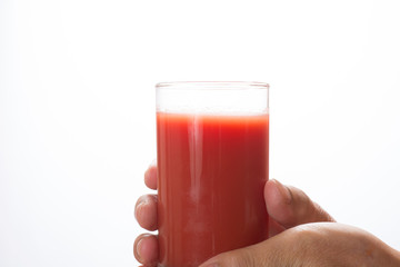 日本人シニアの手とトマトジュース