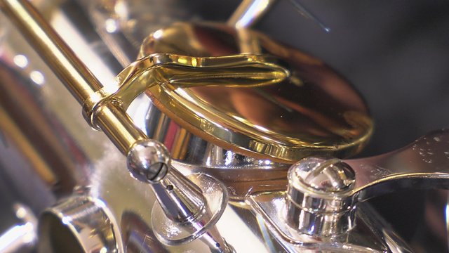 Test closing key cup of alto saxophone