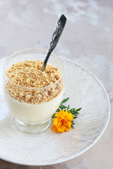 Медовый десерт в стакане