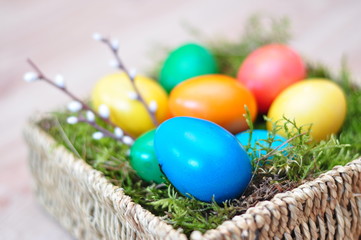 Dekoracja Wielkanocna - kolorowe pisanki w koszyczku - obrazy, fototapety, plakaty