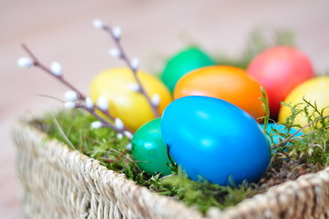 Fototapeta na wymiar Dekoracja Wielkanocna - kolorowe pisanki w koszyczku