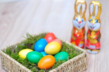 Dekoracja Wielkanocna - kolorowe pisanki w koszyczku