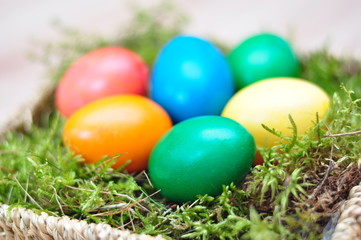 Fototapeta na wymiar Dekoracja Wielkanocna - kolorowe pisanki w koszyczku