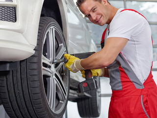 To fit a summer tyre with impact screwdriver