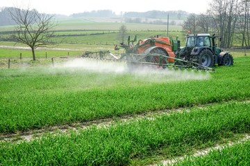 Pflanzenschgutz - Landwirt bei der Unkrautbekämpfung