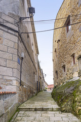 Calle estrecha y ascendente