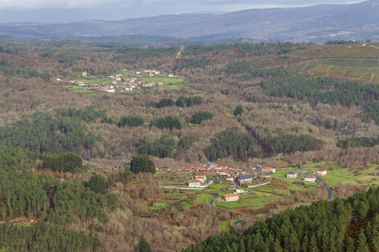 Dos aldeas entre bosques