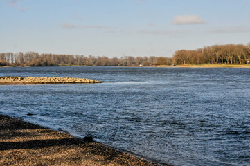 Zons am Rhein-bei Niedrigwasser