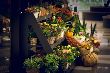 Foto op Plexiglas Bloemenwinkel Getinte opname van houten standaard met bloemen bij bloemistenwinkel