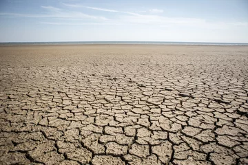 Vlies Fototapete Dürre Trockener rissiger Boden. Das Problem der Dürre