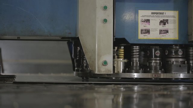 Poin&ccedil;onnage plaque de m&eacute;tal dans usine 