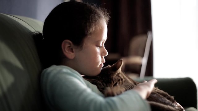 kleines M&auml;dchen schmust mit einer Katze