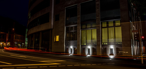 Fototapeta na wymiar Lichtspuren eines Autos vor einem Bürogebäude in der Mainzer Südstadt