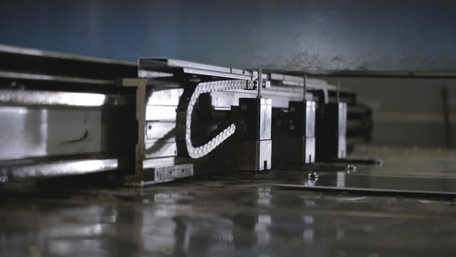 Poin&ccedil;onnage plaque de m&eacute;tal dans usine 