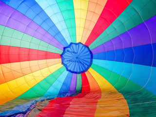 Colored parachute background. The text translation is 