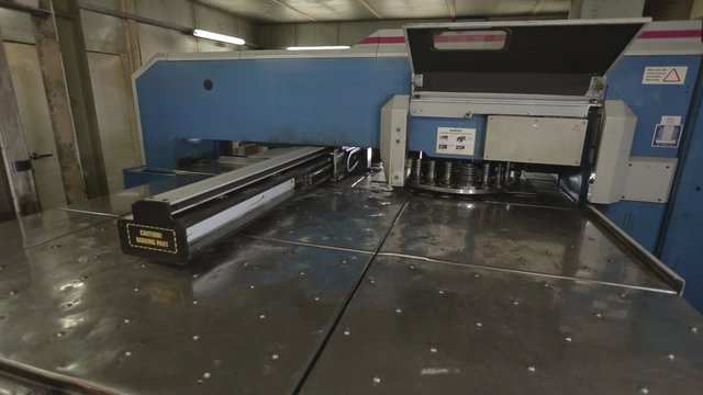 Poin&ccedil;onnage plaque de m&eacute;tal dans usine 