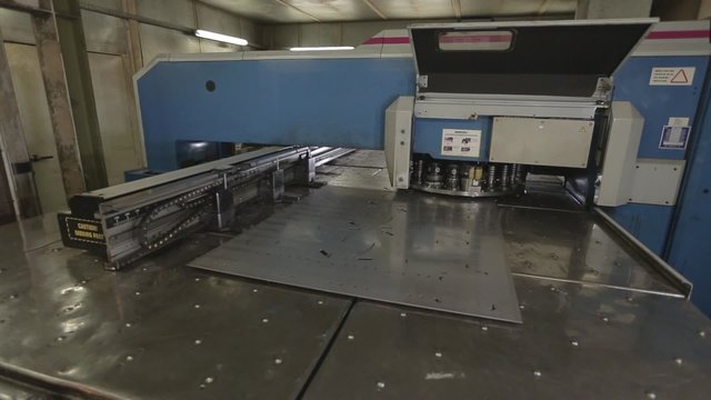 Poin&ccedil;onnage plaque de m&eacute;tal dans usine 